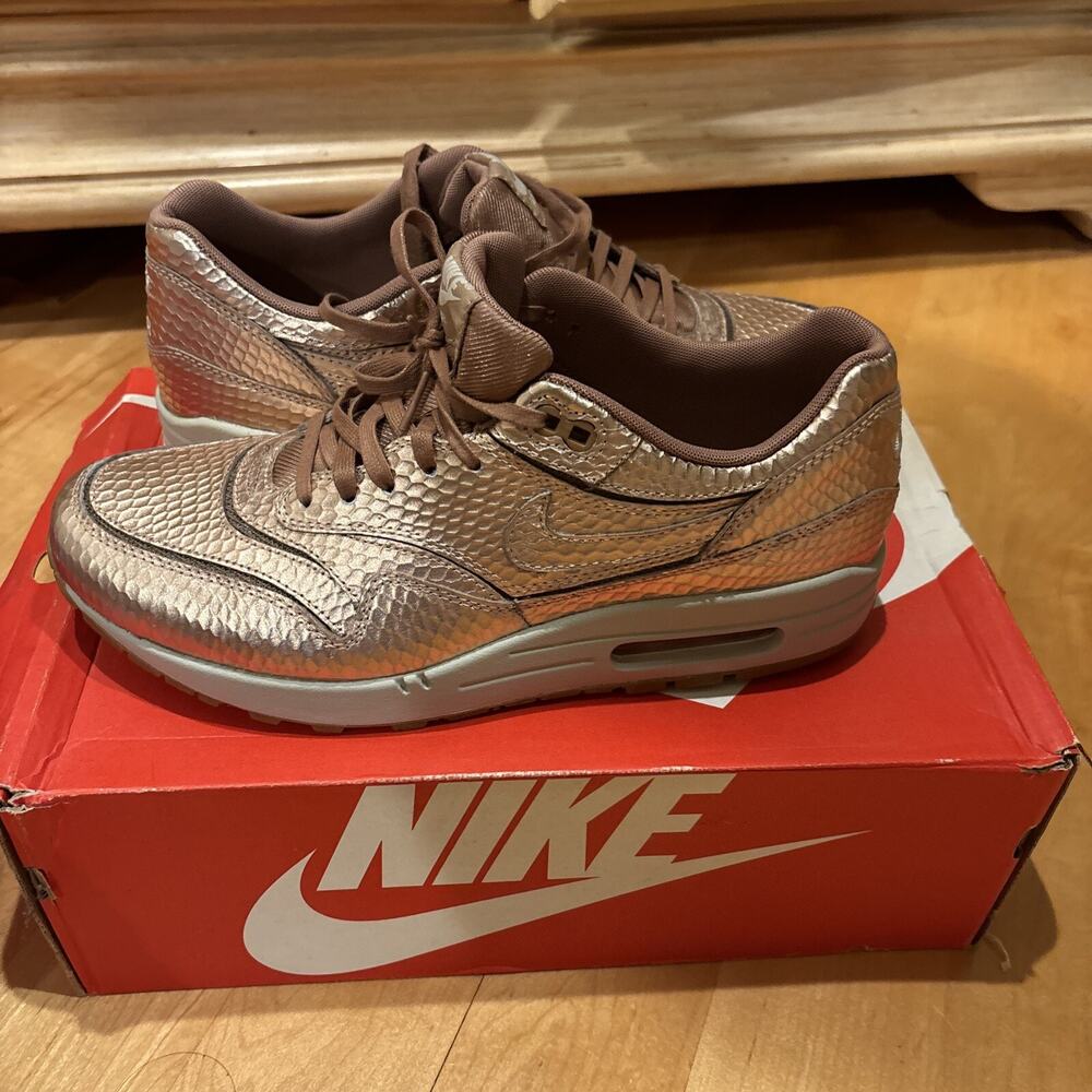 Nike Womens sz 11 Air Max 1 Cut Out Prm 'Bronze' - 644398 900 Metallic